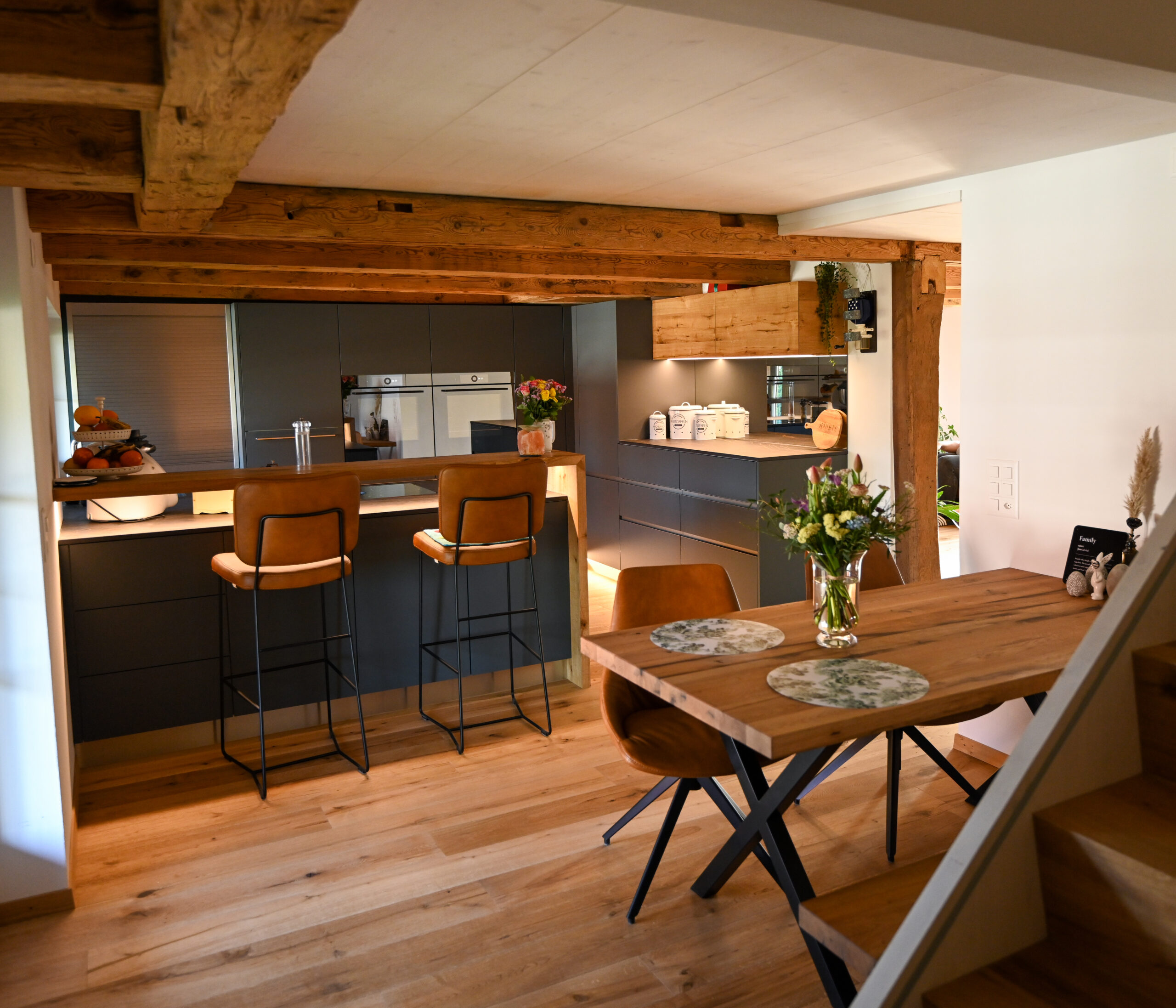 Bauernhausküche mit Herz – Wärme in Fenix-Grün