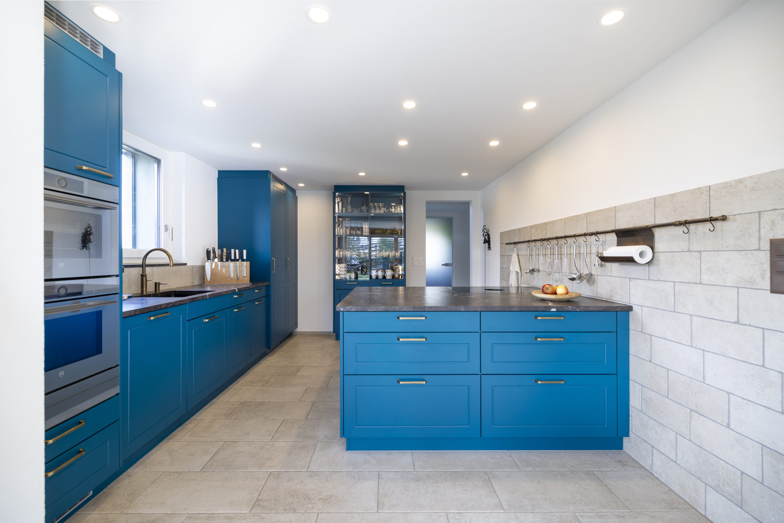 Türkisblaue Küche im Landhausstil