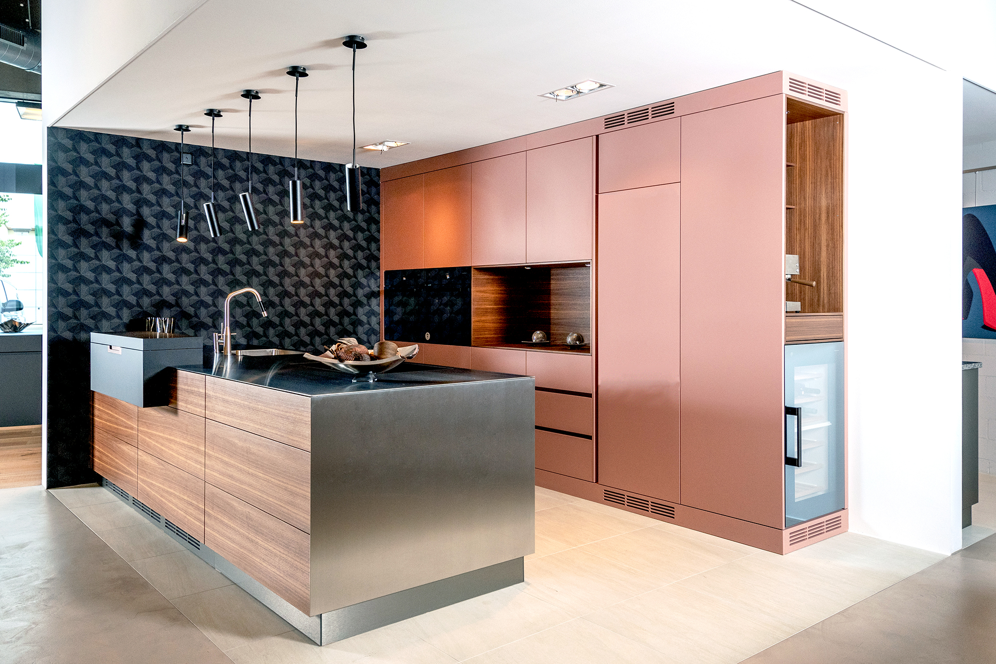 Holz, Chromstahl und Farbe – S06